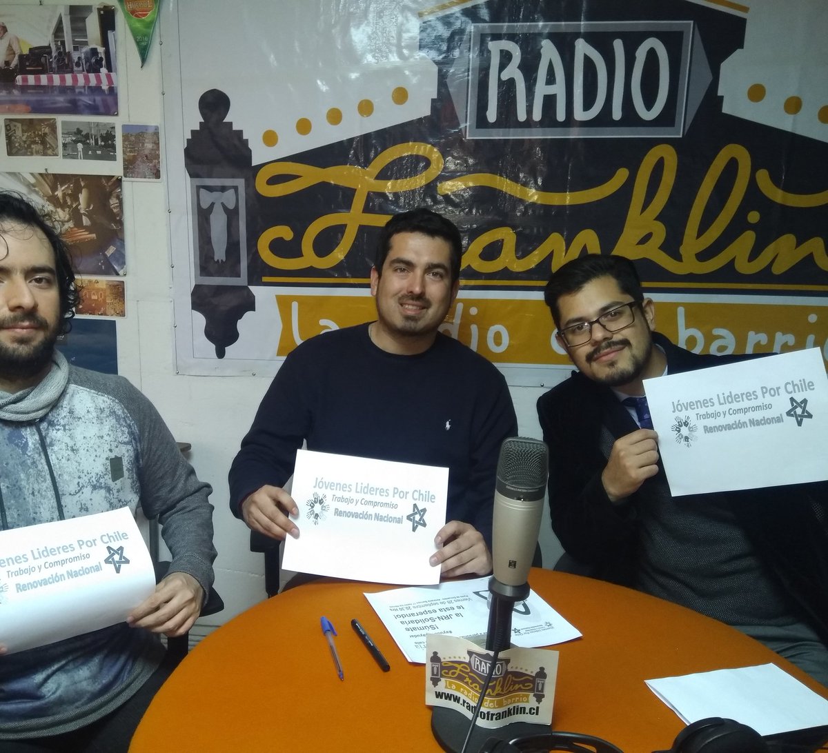 cristopherbrun2's tweet photo. Jóvenes de la JRN-Solidaria difunden cruzada en radio comunitaria flankin , invitan a todos los jóvenes de Stgo a ponerse la camiseta por la solidaridad @jav_molina @YeyiChoc @JuventudRN @ehantelmann  @desbordes @mjossandon @FelipeCisternas @chahuan  @sebastianpiner@MarceSabat https://t.co/YpQgLZJtBH