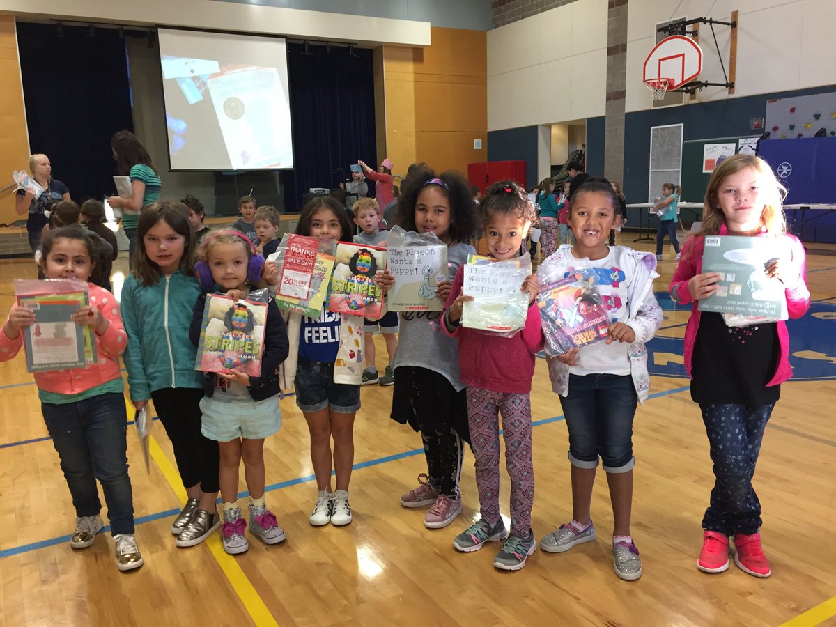 suekscott's tweet photo. Thank you Macy’s ⁦@Macys⁩ for donating books for our Metzger Mustang first graders to take home.⁦ ⁦@TigardTualSD⁩ https://t.co/TNGxSwBJ0z