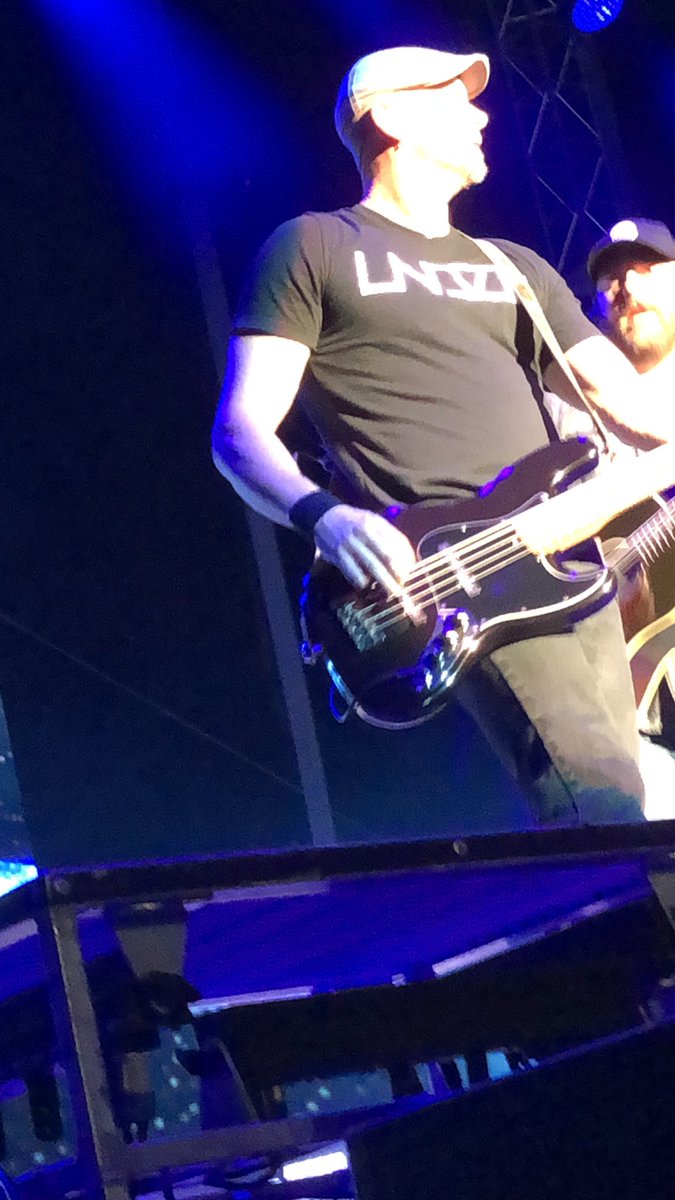 PattyOneil20's tweet photo. Got some great shots from last night but these are some of my favorite @ChrisYoungMusic @stevefromaus #losingsleeptour https://t.co/0zinNP92iC