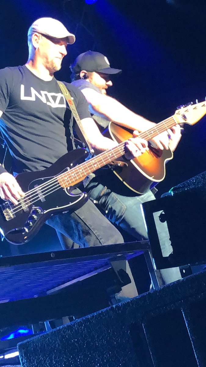 PattyOneil20's tweet photo. Got some great shots from last night but these are some of my favorite @ChrisYoungMusic @stevefromaus #losingsleeptour https://t.co/0zinNP92iC