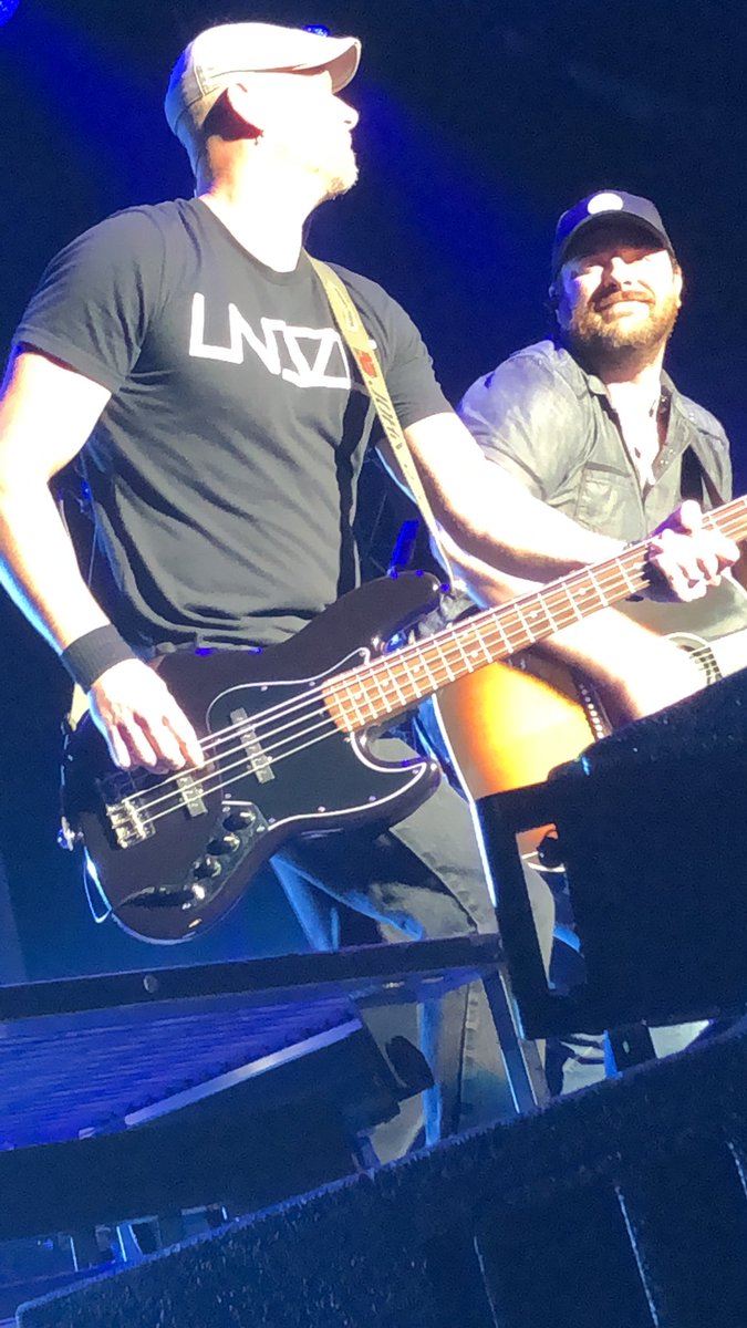 PattyOneil20's tweet photo. Got some great shots from last night but these are some of my favorite @ChrisYoungMusic @stevefromaus #losingsleeptour https://t.co/0zinNP92iC