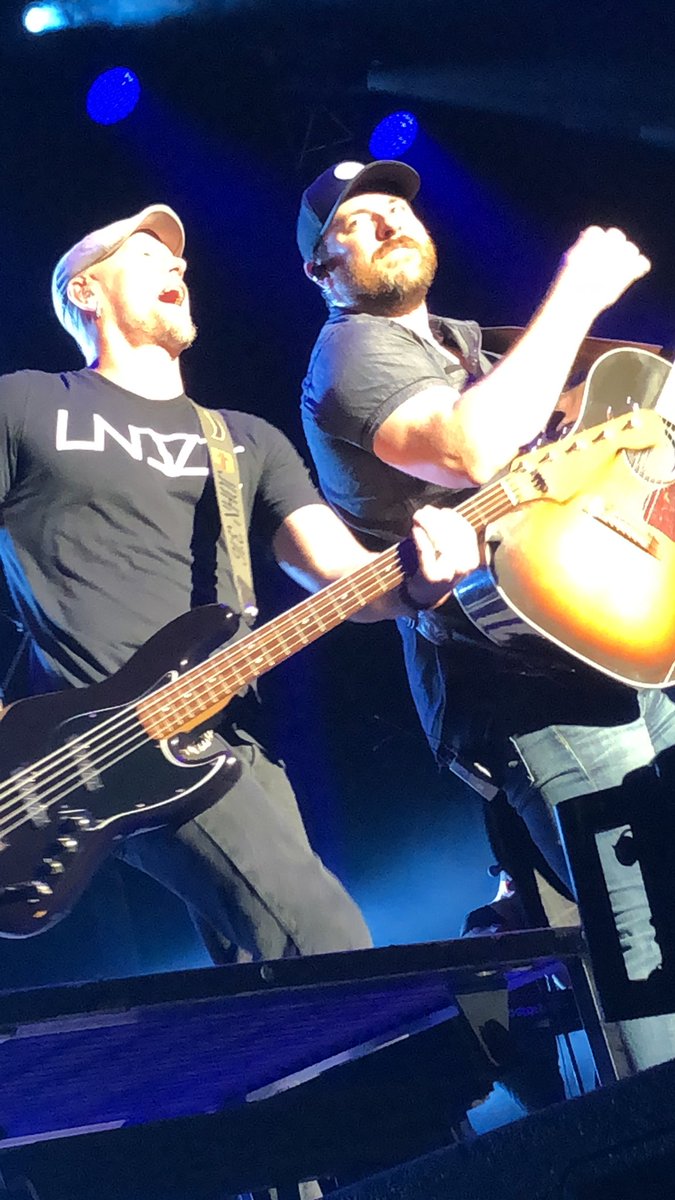 PattyOneil20's tweet photo. Got some great shots from last night but these are some of my favorite @ChrisYoungMusic @stevefromaus #losingsleeptour https://t.co/0zinNP92iC
