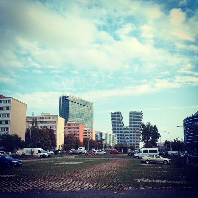 mnumerato's tweet photo. Véčko uprostřed Pankráce #vtower #vtowerprague #Prague #Pankrac #architecture #clouds #sky #housingestate #vforvictory https://t.co/g6mcUp0BLM https://t.co/oEUFIIwAp6