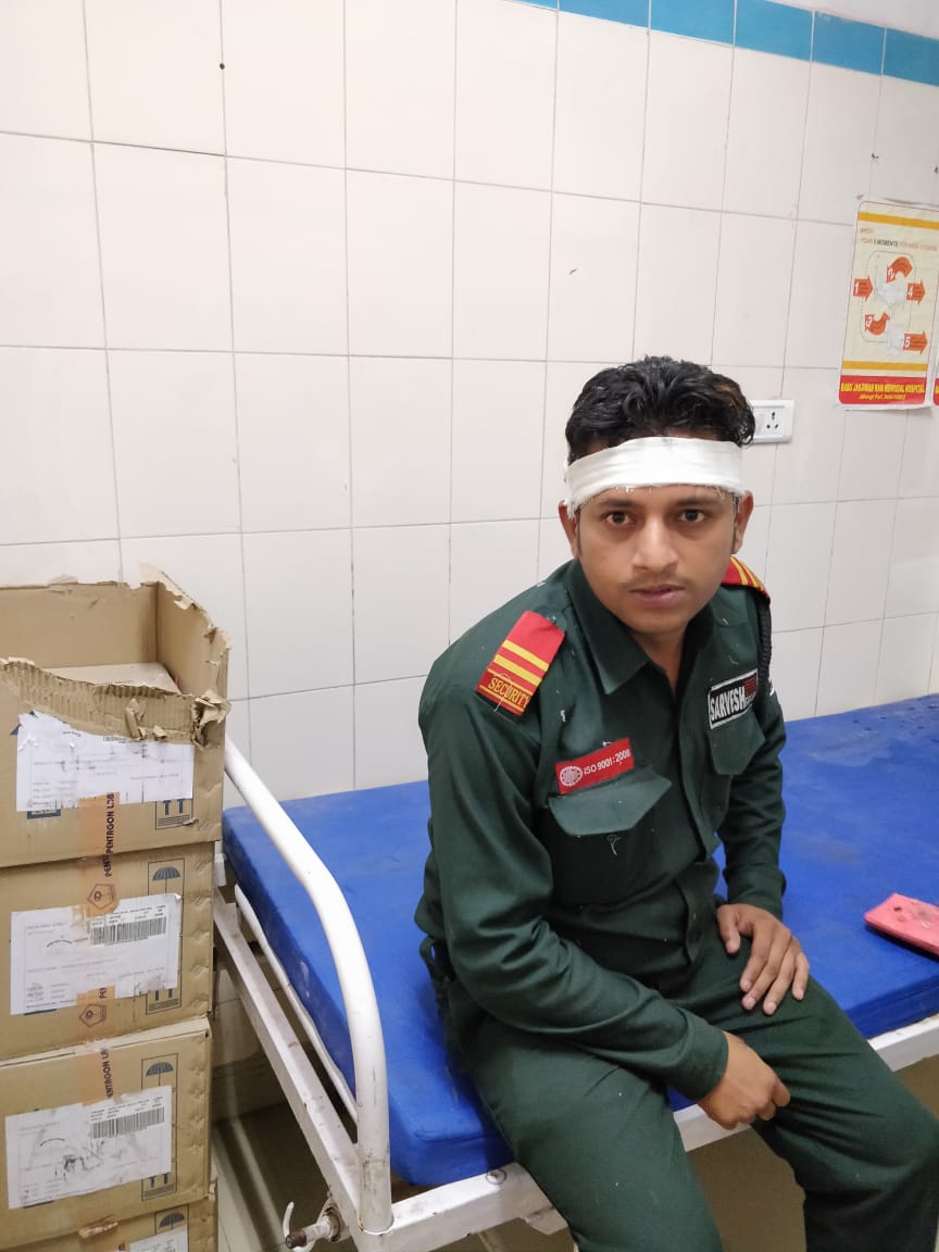 mediaanurag's tweet photo. #BJRM Hospital मरीज की मौत के बाद परिजनों की गुण्डागर्दी, गार्ड समेत पांच डॉक्टर को पीटा @FordaIndia @DrManishBJP @AIIMSdrvijayG https://t.co/h98bSMuXPT