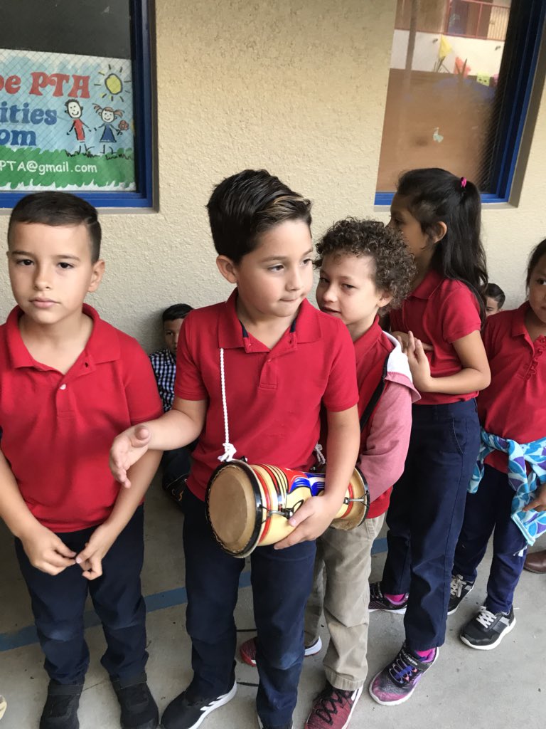 IBPeskoeK8's tweet photo. Celebrating Hispanic Heritage at Peskoe! Mariachi’s in the House! #bearnation #peskoek-8 @mdcps https://t.co/fN65v8DqEM