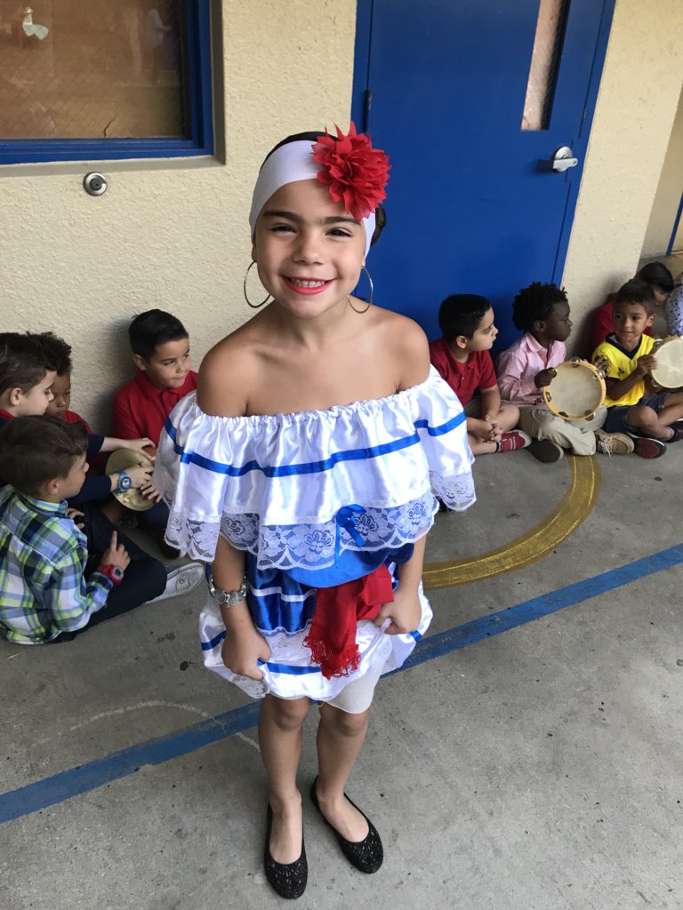 IBPeskoeK8's tweet photo. Celebrating Hispanic Heritage at Peskoe! Mariachi’s in the House! #bearnation #peskoek-8 @mdcps https://t.co/fN65v8DqEM