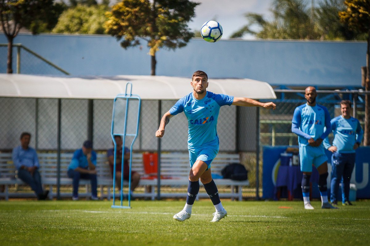 Rede98Oficial's tweet photo. #Sorteio98FC | A principal novidade do treinamento do Cruzeiro ontem foi a presença de Arrascaeta. O uruguaio desfalcou o time contra o Boca Juniors e Palmeiras, mas já se recuperou de dores na coxa esquerda e ficará à disposição do Mano Menezes.
📷Vinnicius Silva / Cruzeiro https://t.co/e5e5tjEV6H