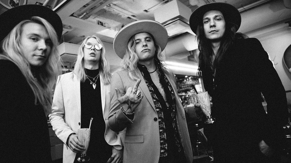 LouderPosts's tweet photo. The 11 best guitar solos of all time, as chosen by Santa Cruz
#WorldGuitarDay #WGD18
https://t.co/8wvrD7py8I https://t.co/h0AclPLF7d
