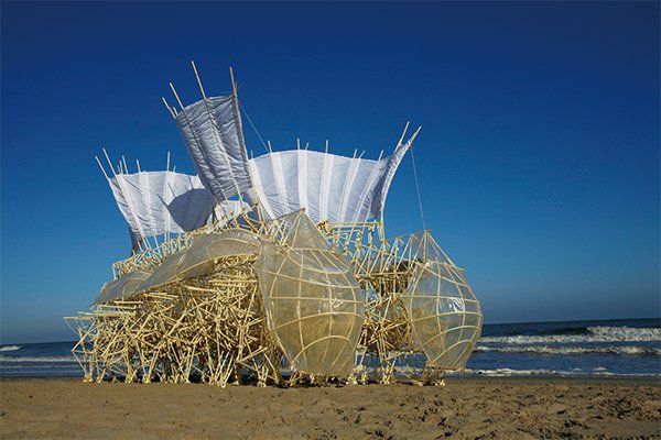 honorharger's tweet image. Wind Walkers: Theo Jansen’s Strandbeests - an exhibition that is very dear to our hearts at @ArtSciMuseum - is in its last two days. 
This weekend is your last chance to catch the #Strandbeests walking in the galleries of the museum. Don’t miss it.
marinabaysands.com/museum/theo-ja…