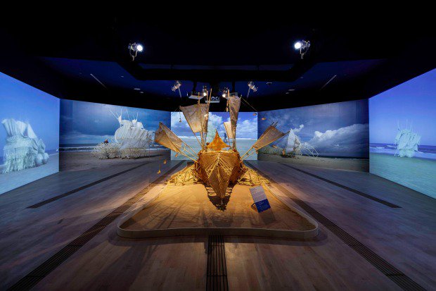 honorharger's tweet image. Wind Walkers: Theo Jansen’s Strandbeests - an exhibition that is very dear to our hearts at @ArtSciMuseum - is in its last two days. 
This weekend is your last chance to catch the #Strandbeests walking in the galleries of the museum. Don’t miss it.
marinabaysands.com/museum/theo-ja…