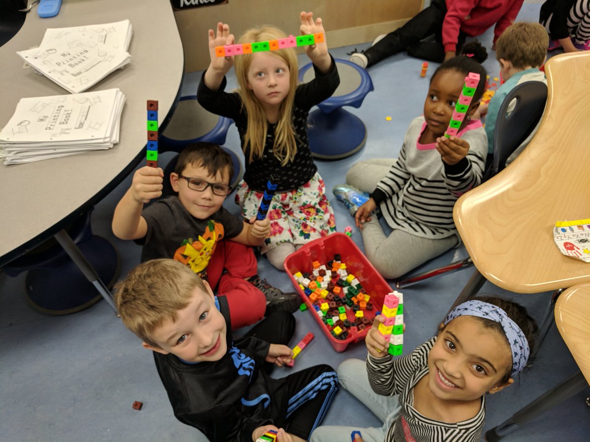 MsCopithorne's tweet photo. Learning about patterns in math #HeloiseLorimer #grade1 https://t.co/0N5ZjkUvEq