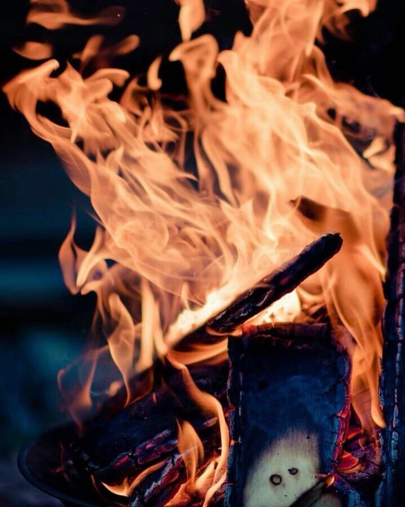 لا تشغل التفكير و يصدع الراس
 ارسم مع التطنيش ل العفو باقه

لولا الحيا و مجامل الناس للناس
ما دام ود ولا استمرت علاقه