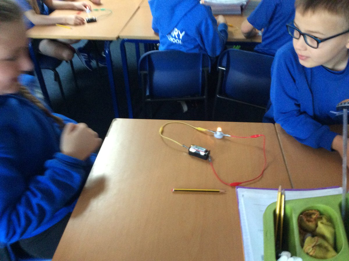 4JB_LPS's tweet photo. What an illuminating Science lesson today! #LPSscience https://t.co/VWvc7SfwwC