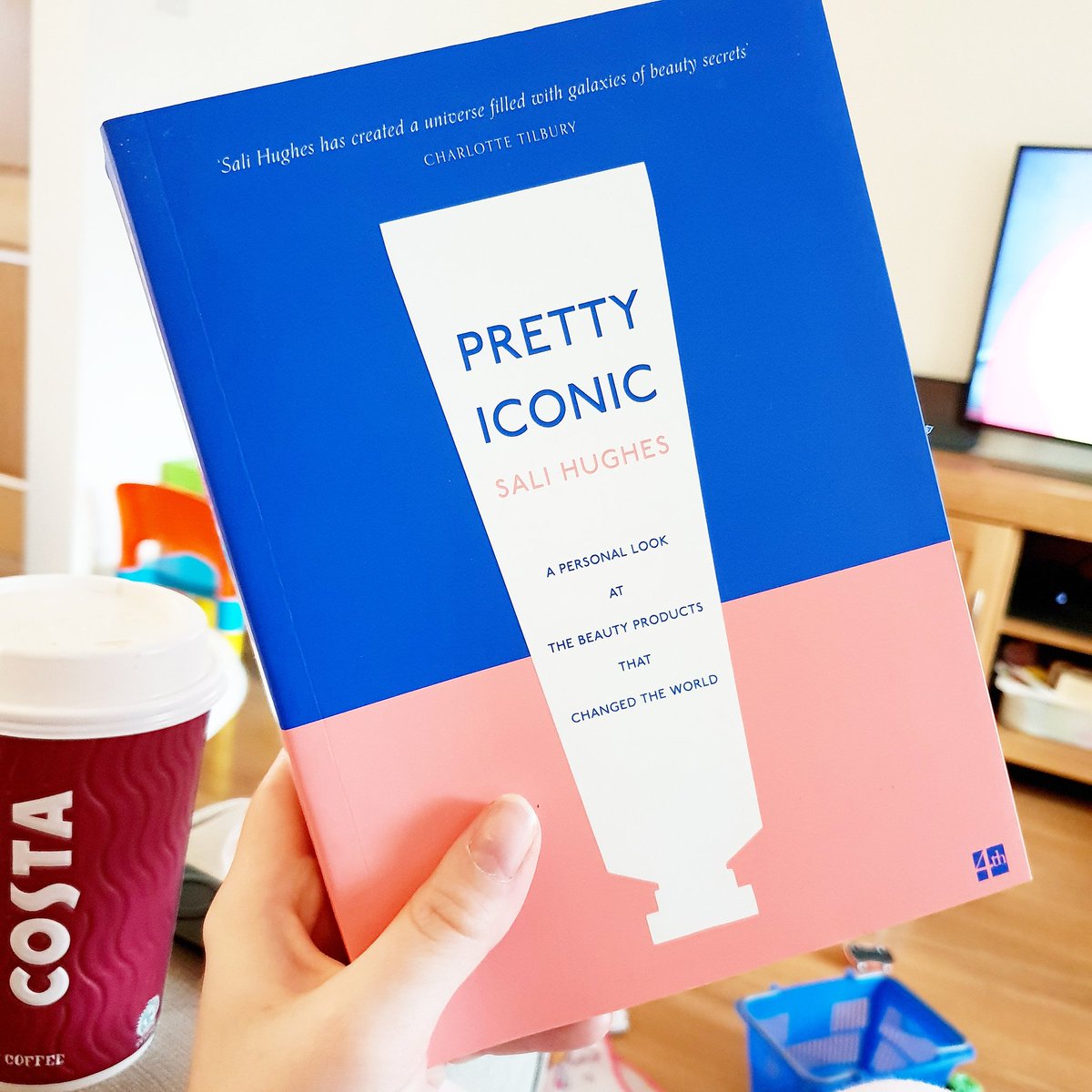 bookishbluebird's tweet photo. New book day! Anyone read this? 💙 #bookbloggers #prettyiconic https://t.co/EjizEQPxX5
