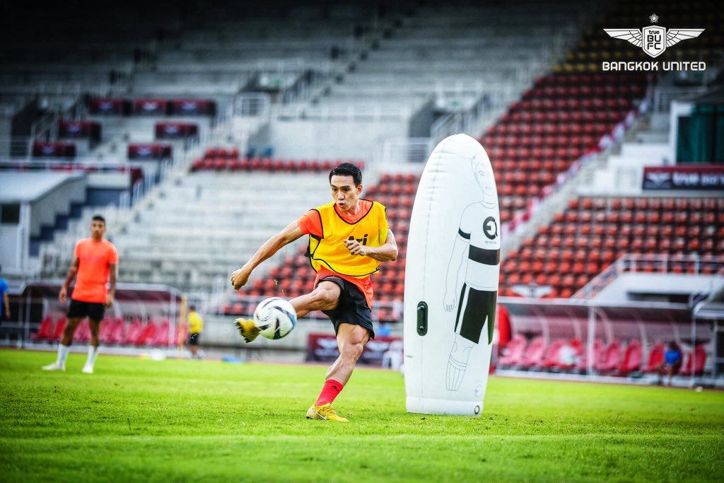 leesawstyle14's tweet photo. Just do it ☄️ #truebangkokunited #LS14 #prematchtraining #onemoretime 📸 @sarif_sainui 👏🏻☺️ https://t.co/YhLn7y3qsA