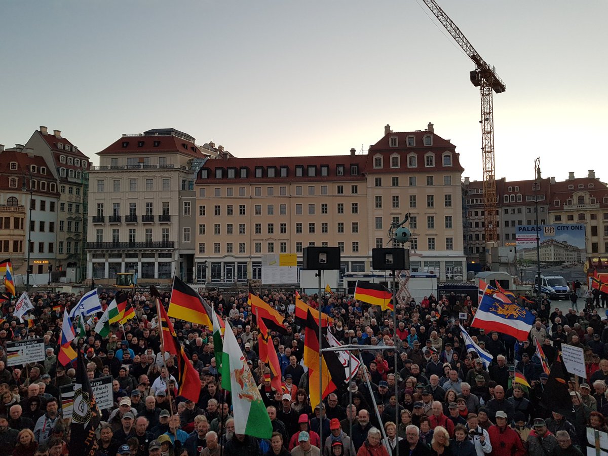 OFFICIAL_PEGIDA's tweet photo. #PEGIDA in #Dresden am 01.10.2018 #dd0110 #dd2409 #dd1709 #dd2110 #AufDieStraße #Sachsen #Thüringen #Brandenburg #Berlin #Cottbus #Leipzig #Chemnitz #Erzgebirge #Görlitz #Plauen #Zwickau #AfD #Merkel #SPD #CDU #Koethen #SachsenAnhalt #Merkelmussweg #nopegida #noafd #Maaßen #AfD https://t.co/V1GMI742DR