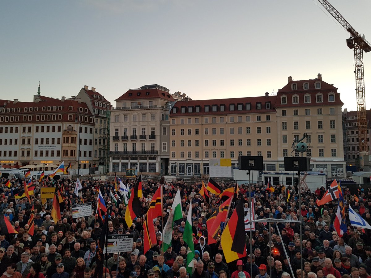 OFFICIAL_PEGIDA's tweet photo. #PEGIDA in #Dresden am 01.10.2018 #dd0110 #dd2409 #dd1709 #dd2110 #AufDieStraße #Sachsen #Thüringen #Brandenburg #Berlin #Cottbus #Leipzig #Chemnitz #Erzgebirge #Görlitz #Plauen #Zwickau #AfD #Merkel #SPD #CDU #Koethen #SachsenAnhalt #Merkelmussweg #nopegida #noafd #Maaßen #AfD https://t.co/V1GMI742DR