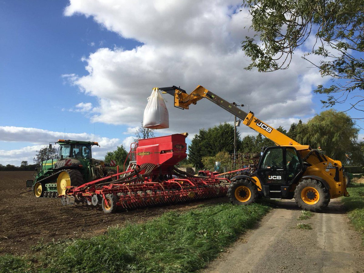 TuckwellGroup's tweet photo. Our first wheat drilling of the year in sunny #Suffolk with the help of a #JohnDeere #JCB and #Vaderstad https://t.co/EOkTcIA4XW