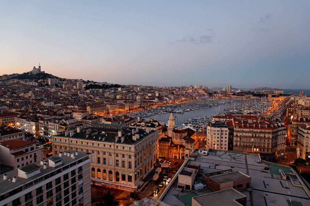 marseille's tweet image. Ce dimanche, le @losc reçoit l'@OM_Officiel dans le cadre de la  @Ligue1Conforama. ⚽️
On démarre le match sur Twitter entre Marseille et nos amis de @lillefrance ! 😃
Pour vous, quelle est la plus belle ville ?
RT 🔁 pour Marseille
FAV ❤️ pour Lille