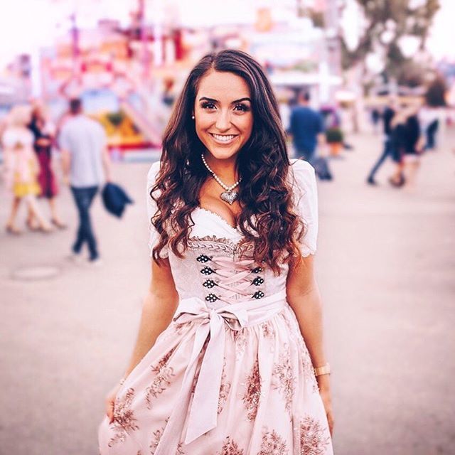🎀 Was findet ihr besser bei Frauen - Lederhose oder Dirndl?! 🎀 Ich liiiebe Dirndl!! Heute bin ich auf dem 30. Geburtstag meiner Freundin auf dem Volksfest 🍻 Freue mich so sehr 💕 Am Sonntag nochmal und am Dienstag dann mit meinen lieben <a href="/bigfm/">bigFM</a> Kollege… ift.tt/2xWFAiy