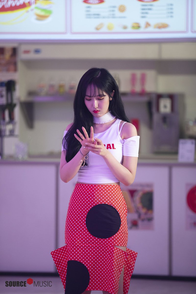 GRFNDSinB's tweet photo. STATION X 0 ＜Wow Thing＞ M/V 촬영 현장 비하��드 https://t.co/pMDuSqiUow