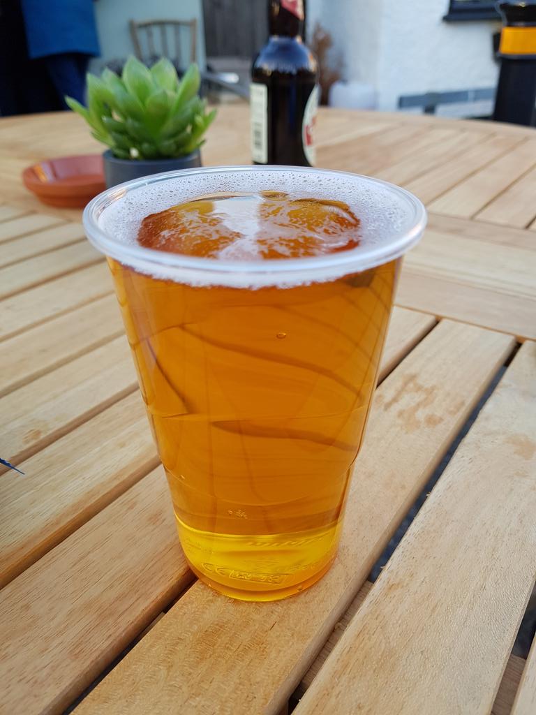 jackiemmitchell's tweet photo. #FridayFeeling @SmallestPubinUK #daisygold cheers! https://t.co/zKwfEafYf9