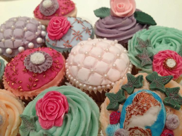 RealCookieGirl's tweet photo. These are the stunning cupcake creations made by students on our full day dec class. Want to join our next class on 6th Oct in West London?- book here: https://t.co/mIHNUX4R8i 

#cupcakeclass
#cakedecorating
#fondant
#sugarpaste
#cakelesson 
#cakemaking
#cakeclass
#westlondon https://t.co/AgH5OjCfmp