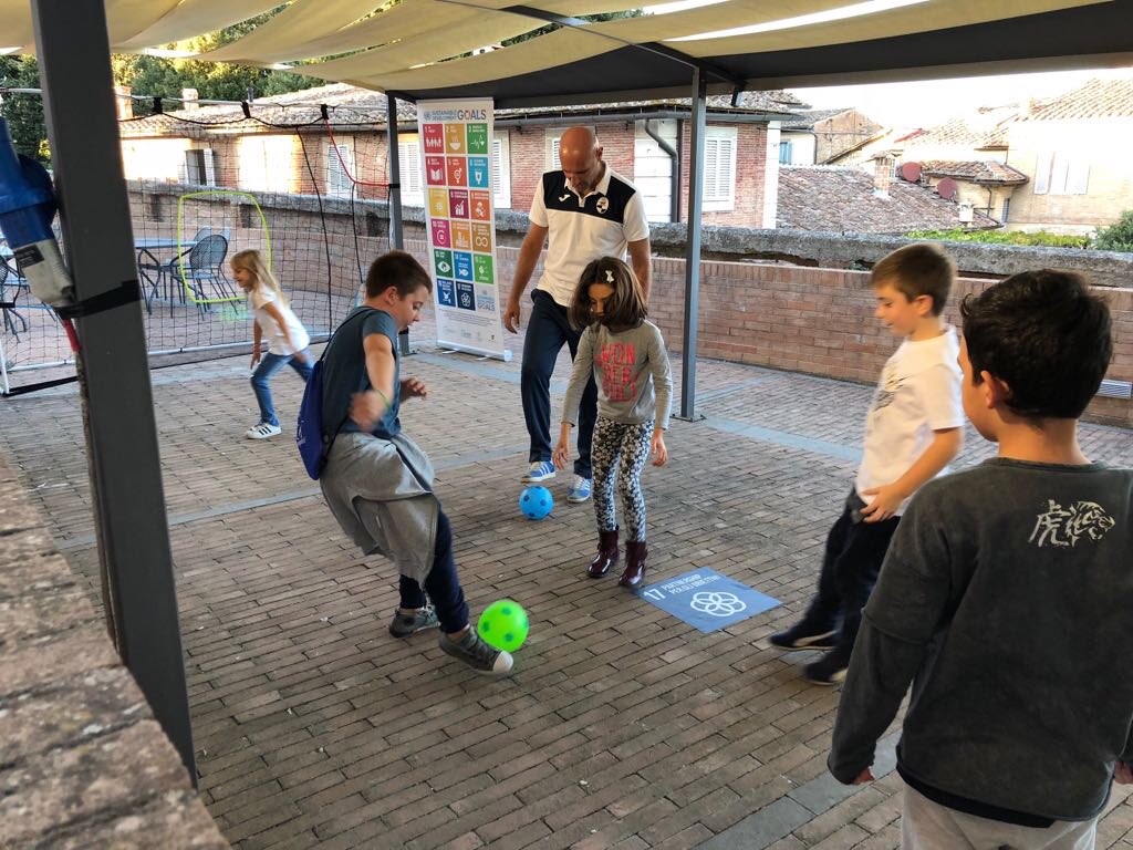 RoburSiena's tweet photo. #Bright2018
Il nostro Stefano #Argilli ospite al Santa Chiara Lab per l'evento dedicato a bambini e ragazzi "GOALeador! Segna il tuo Goal Sostenibile!!!"
#brightoscana #brightsiena
#SDGs #globalgoals #AvantiRobur 💪⚪️⚫️
@unisiena https://t.co/I1VGvwZpYS