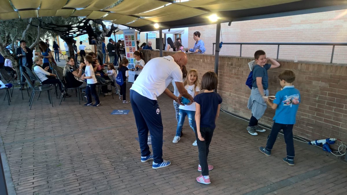 RoburSiena's tweet photo. #Bright2018
Il nostro Stefano #Argilli ospite al Santa Chiara Lab per l'evento dedicato a bambini e ragazzi "GOALeador! Segna il tuo Goal Sostenibile!!!"
#brightoscana #brightsiena
#SDGs #globalgoals #AvantiRobur 💪⚪️⚫️
@unisiena https://t.co/I1VGvwZpYS