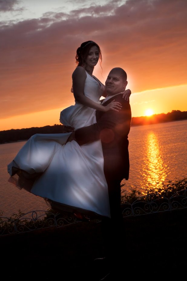 WindowsonLake's tweet photo. Capture Lake Ronkonkoma's beautiful sunset in your #WeddingPhotography! Planning a romantic lake-side event at Windows on the Lake is just a click away: https://t.co/XOhG4BRO0i #LongIslandWeddingVenue #WeddingHall #WeddingPhotographer #WeddingPlanner https://t.co/fckOjXU9Ff