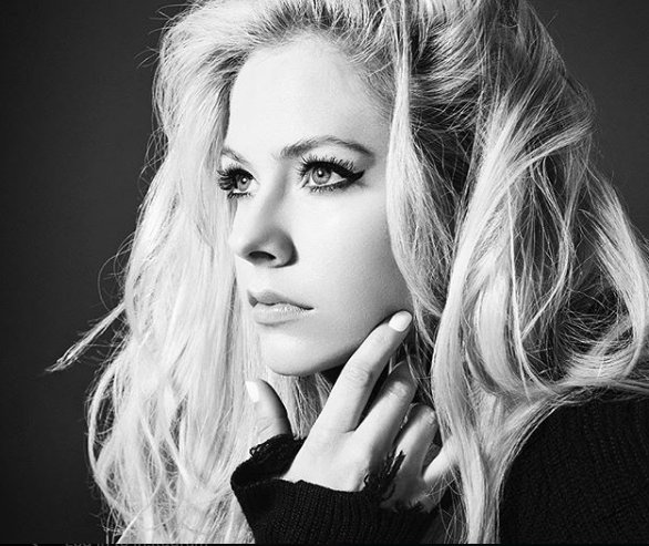 WORLDMUSICAWARD's tweet photo. #AvrilLavigne's #HeadAboveWater Video is breathtaking!👩‍🎤🎞️😍
https://t.co/S2xkrOy1Ev https://t.co/itdGUA65GD