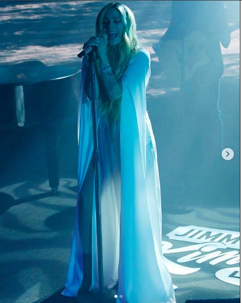 WORLDMUSICAWARD's tweet photo. #AvrilLavigne's #HeadAboveWater Video is breathtaking!👩‍🎤🎞️😍
https://t.co/S2xkrOy1Ev https://t.co/itdGUA65GD
