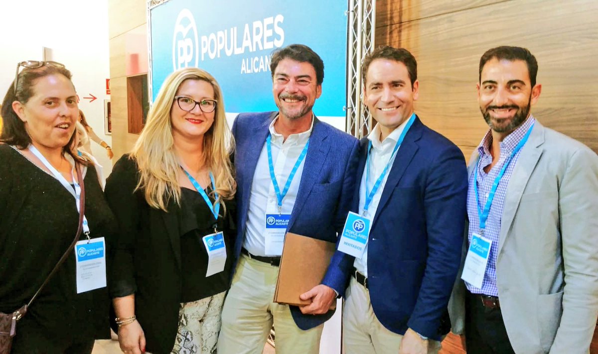 AparicioDamaso's tweet photo. Durante la celebración de la Convención Local de @alicantepp hemos tenido el placer de compartir una agradable charla con el Secretario General del @PPopular @TeoGarciaEgea que además es vecino y amigo. #SeguimosTrabajando https://t.co/fEwRO2tvMk