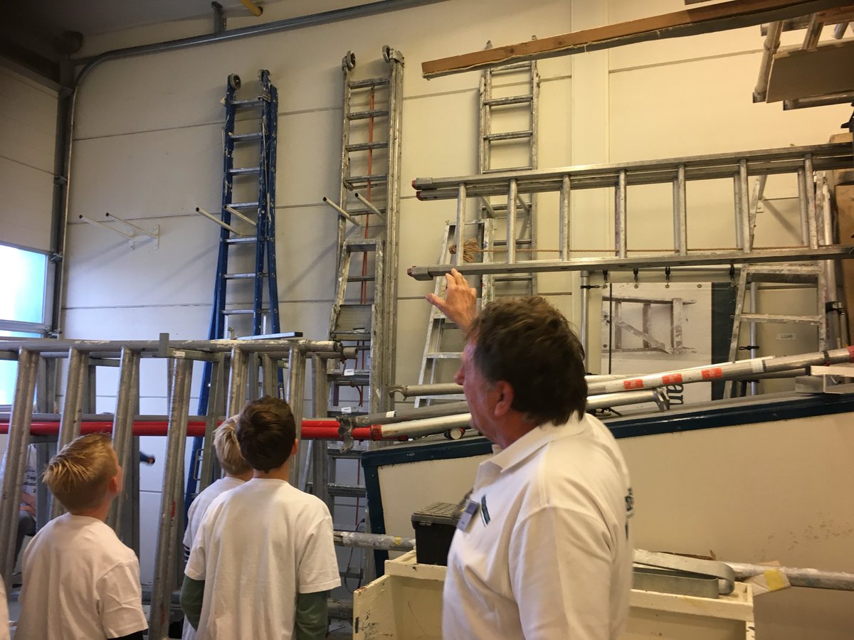 geraldineknaap's tweet photo. Met leerlingen van groep 8 vd Zeester bij vd Valk schilders ikv Dag vd Westlandse Techniek. Veel enthousiasme bij de kids voor techniek! https://t.co/bgly8v69av