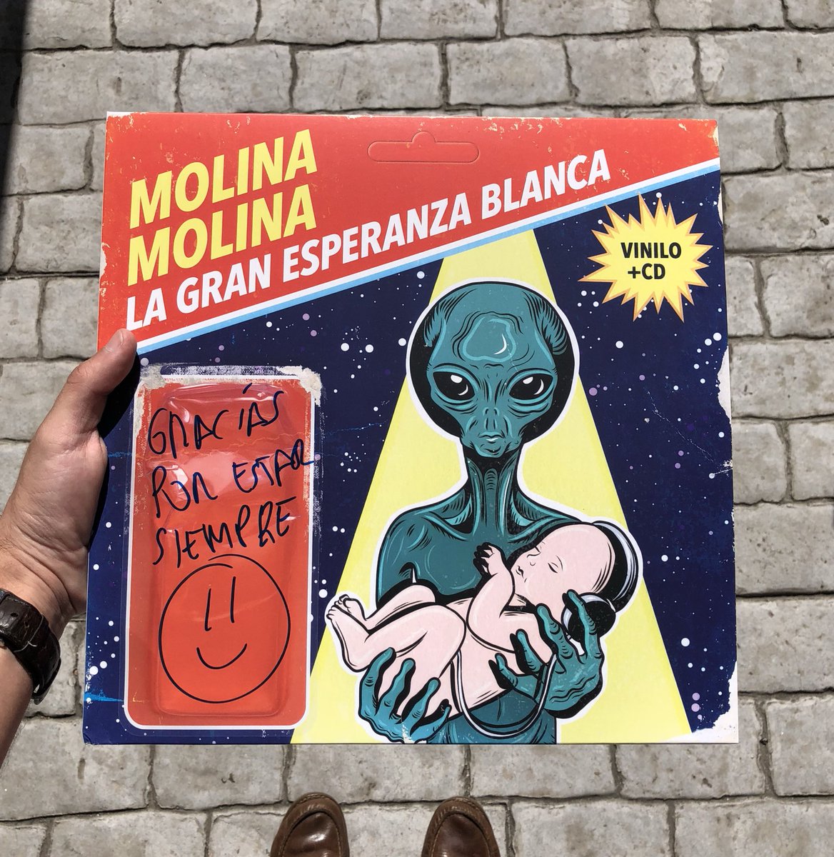 soyalt_es's tweet photo. Hoy hemos conocido un poquito mejor #LaGranEsperanzaBlanca, el primer álbum de @soymolinamolina.

Portada tremenda, colaboraciones con @albertocaffeina e @ivanferreiro, hits pop como #EstiloImperio y ritmos lentos en #RemoverásMontañas ❤️ ¡Mola!

▶️ https://t.co/80T6gNY6mS https://t.co/NT2iPh29tF