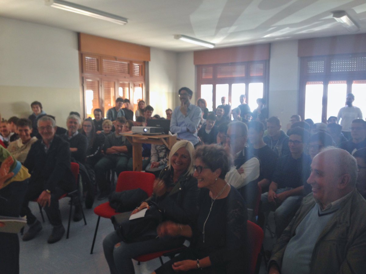 ARCACasaLegno's tweet photo. Quest’oggi in occasione della annuale consegna della borsa di studio Leonardo Gasperina 2018 ARCA ha presentato di fronte una settantina di persone la propria struttura e le potenzialità del proprio Network. #ARCAcert #ARCAcertificazione #ARCAacademy 🌲🌳🏠 https://t.co/3ItbcMH3S7