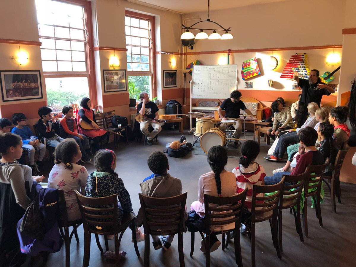AslanMuziek's tweet photo. De talenten van de Aslan Academie genoten vandaag van een swingende masterclass Latijns-Amerikaanse muziek met het Kurupies Duo. Via de masterclasses maken de leerlingen kennis met muziek uit alle werelddelen. #talentprogramma https://t.co/CQ7npRoMCi