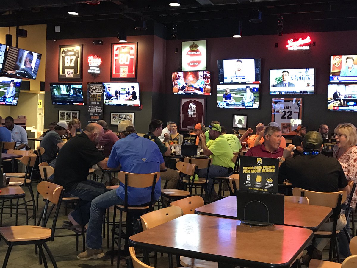 Power1019FM's tweet photo. Another good turnout for the @MSSPORTSTODAY Pick Six challenge at @TupBWW! Come see Craig &amp; John Luke each Friday from 11-1 to pick college football games for your chance to win FREE wings for a year!! https://t.co/w62t4NAb4E