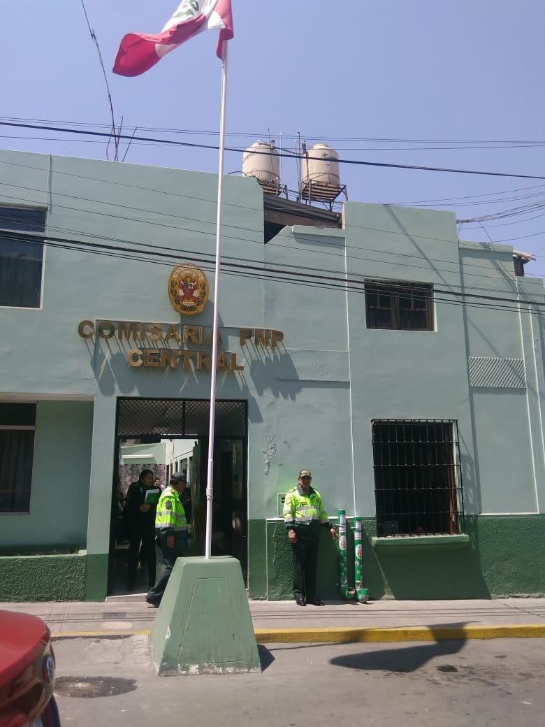 PoliciaPeru's tweet photo. 📢Felicitamos la excelente iniciativa de nuestro personal de la comisaría de Central. Que tuvo a bien continuar con el buen ejemplo de instalar un dispensador de comida para perritos callejeros que visitan nuestras instalaciones. #losanimalesmeimportan 
#ReplicaloEnTuBarrio
🐾🐶 https://t.co/SDgQAiMoOF