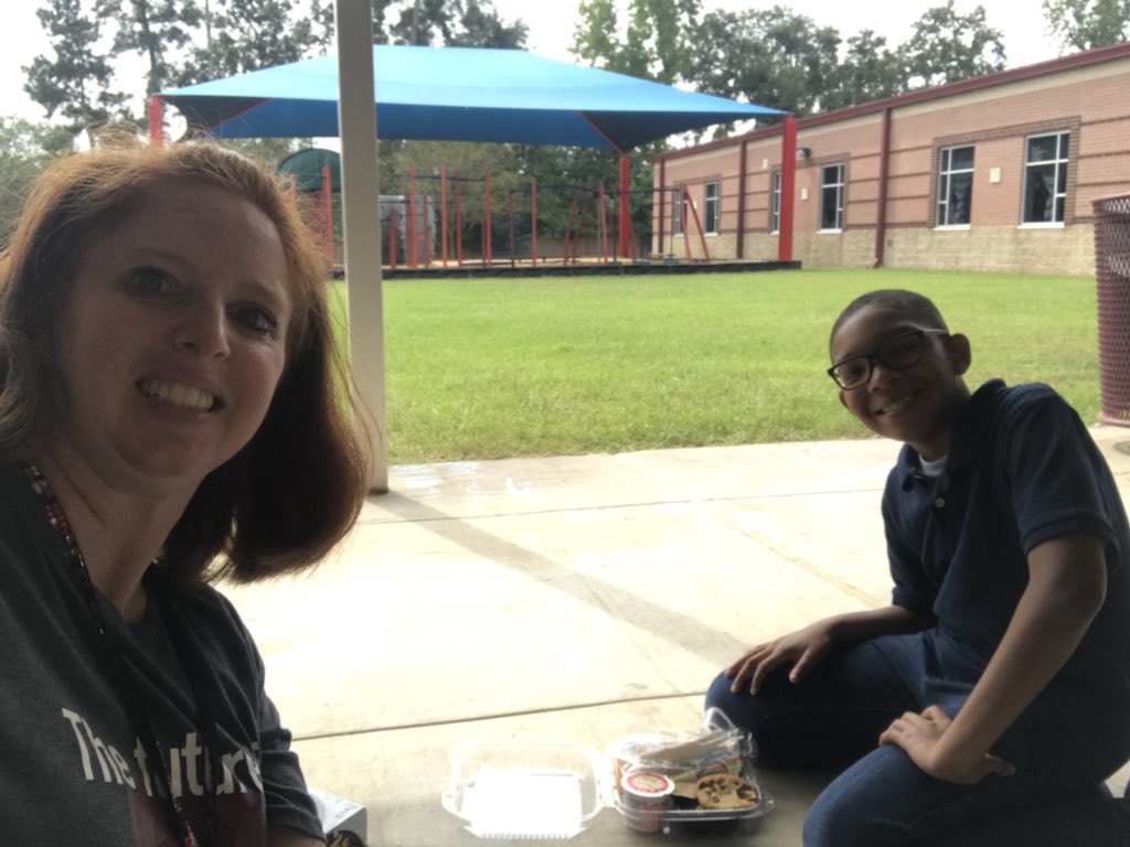 teachchesskids's tweet photo. Eating lunch with my student! 😃#BuildingRelations2018 @ellisorbulldogs https://t.co/2jCbOepsne