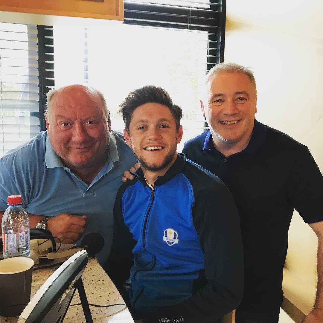 Team1DFrance's tweet photo. Photos | Niall avec les interviewers du TalkSport ce matin à Paris (28/09) https://t.co/X1NoW9vyce
