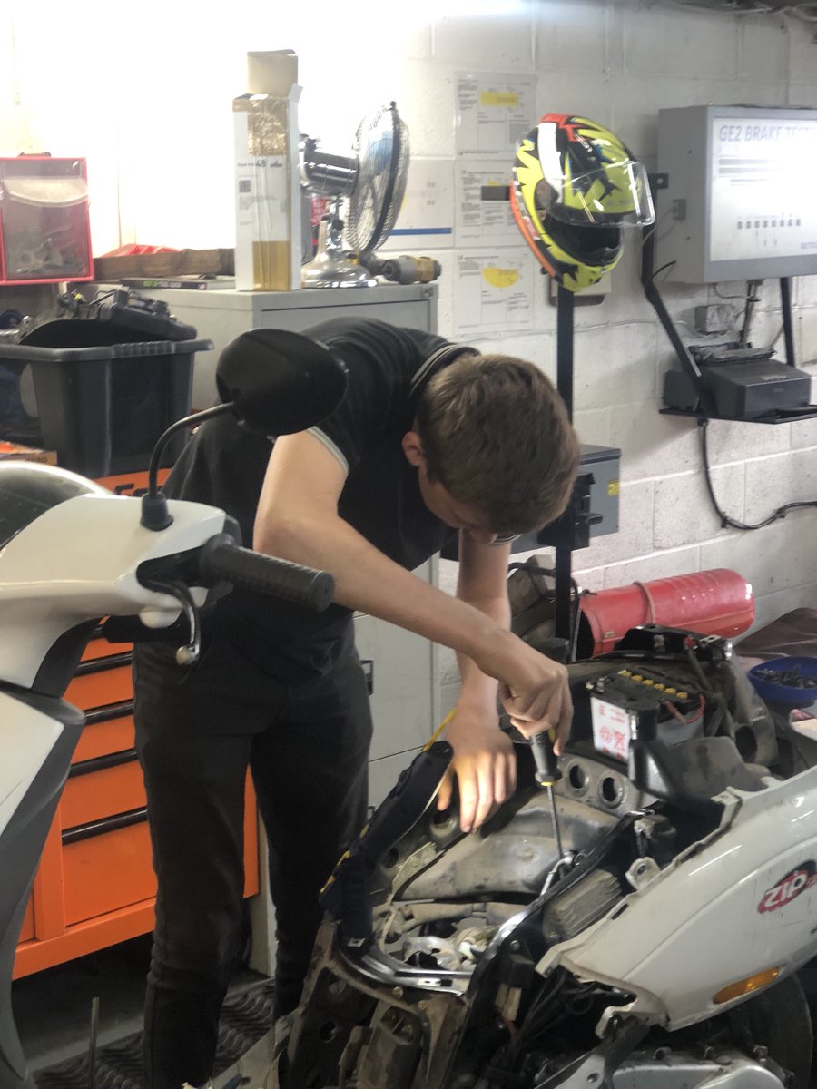 Downland_School's tweet photo. Couldn’t be any prouder of our year 11’s, they all have had a successful work placement! Well done boys 👍🏻 https://t.co/pqGrsmInNM