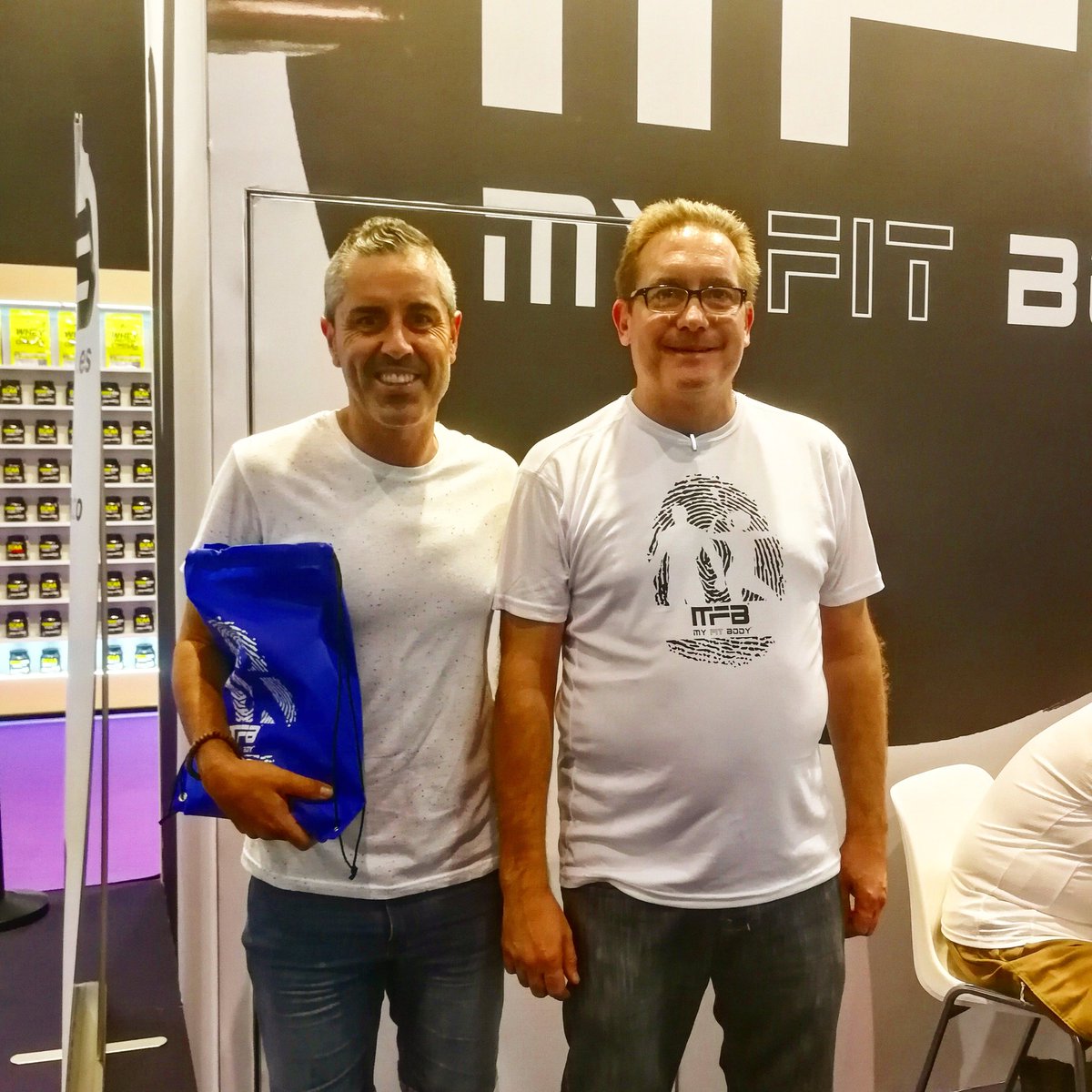 CarlosMarzo_'s tweet photo. Visitando a los amigos de @MFBMYFITBODY en la @ArnoldClassicEu, aqui hay peña muy fuerte💪🏻
Gracias Roberto por el trato y por el apoyo en mis aventuras👏👏
#ace18 https://t.co/ezmDbQQqdA