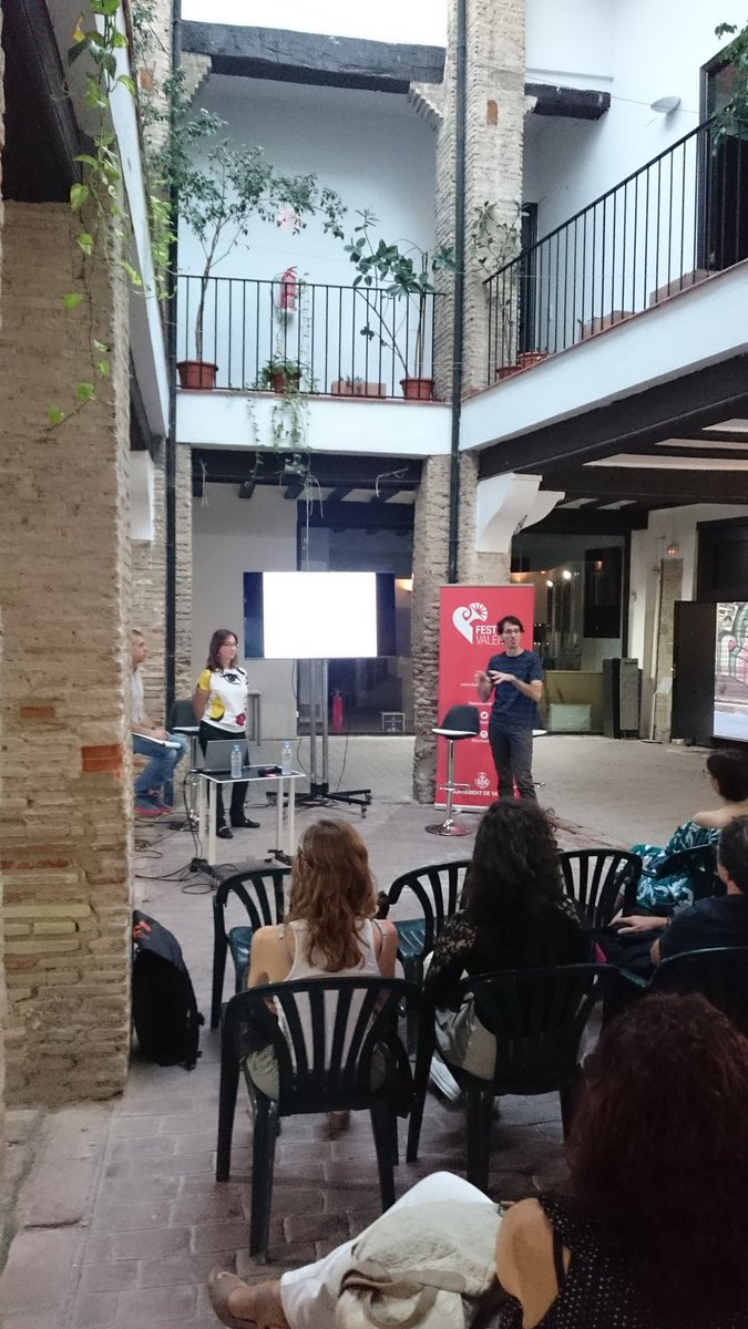 festesdeVLC's tweet photo. Estos xics de @fallaimmaterial ens expliquen una manera d'incloure les noves tecnologies a les falles...i sembla que agrada! Enhorabona! #NitCiènciaCV #NitEuropeaInvestigació #ScienceBridges https://t.co/JCuNtCeJfA
