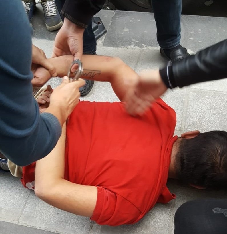 Sosyal medyada yayınladığı video ile artistlik yapan inadına PKK’yım’ diyen Özcan A. İstanbul polisimizin titiz çalışması sonucu 2 saat içinde yeri tespit edilerek paketledi..🐛...