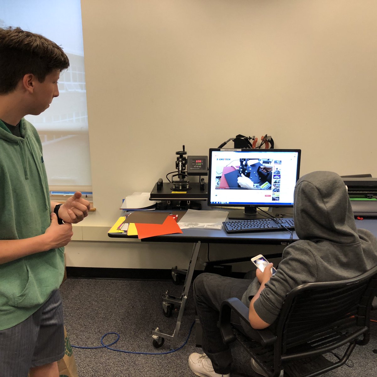 JaniceAlpert's tweet photo. Makerspace learning - vinyl cutter and heat press #passiondrivenlearning #makerspacelearning #studentslearningtogether @LPS_Tremblay @sahoban @ELAperks @kdar5 @LynnfieldHS @robertscleary @batesbc6378 https://t.co/l5SvAVCOCw