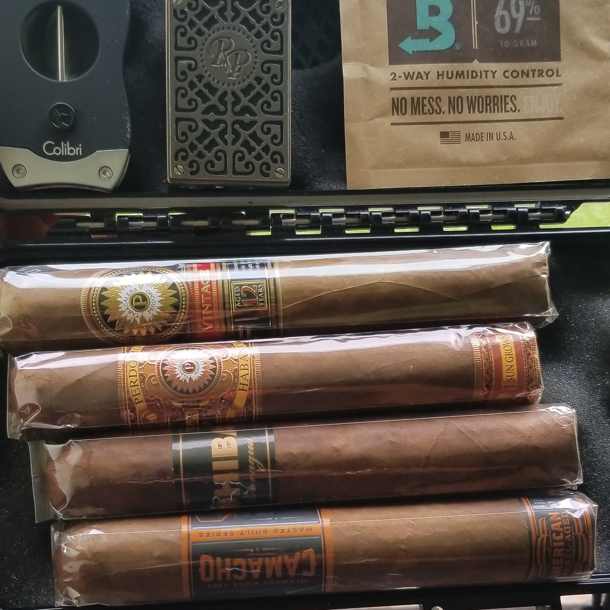 NocturnalCreatu's tweet photo. Think I habe a pretty decent weekend line up. #CigarLife #CigarSociety @Perdomo_Cigars 12yr Vintage, Habano Sungrown. @cohiba Nicaragua @camachocigars American Barrel Aged. #botl #sotl #LeafKing #smokeupashdown https://t.co/FEXWZBges1