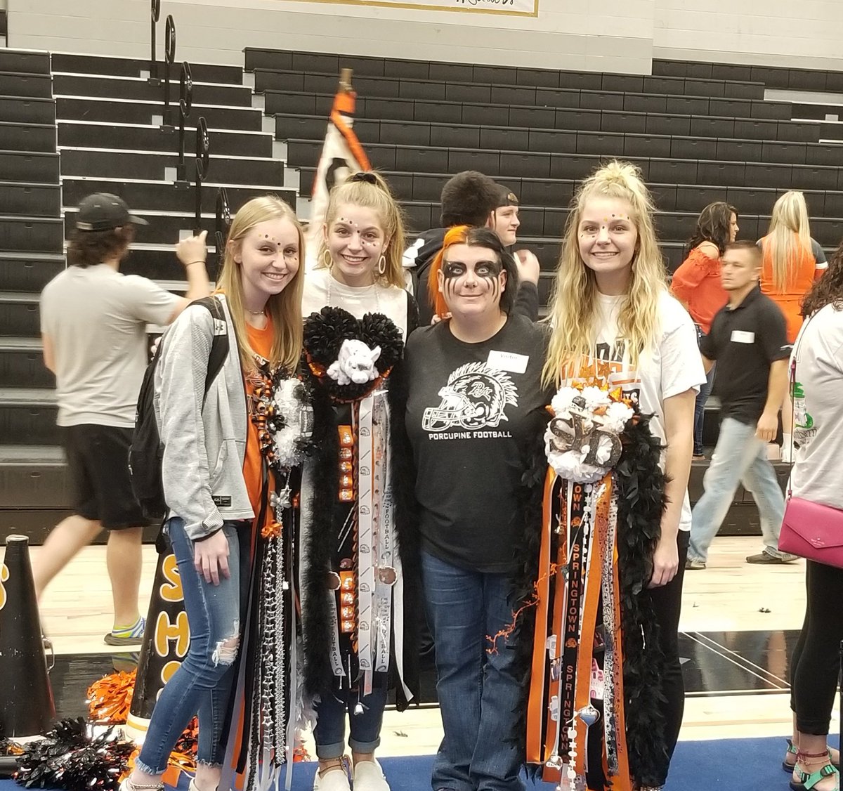 lisateague237's tweet photo. Are you ready? We are!!!!
#itsagreatdaytobeaporcupine #GoPOJO #PoJoPride #13teague https://t.co/JfAjj3jwTG