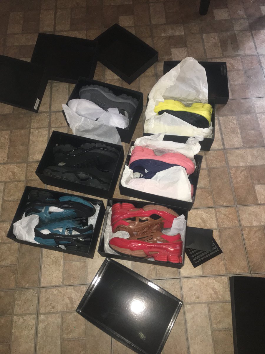 sevenducetj's tweet image. Nigga still ain’t pay his tab he can keep tha money niggas flashing petty stacks das jus 👟 money