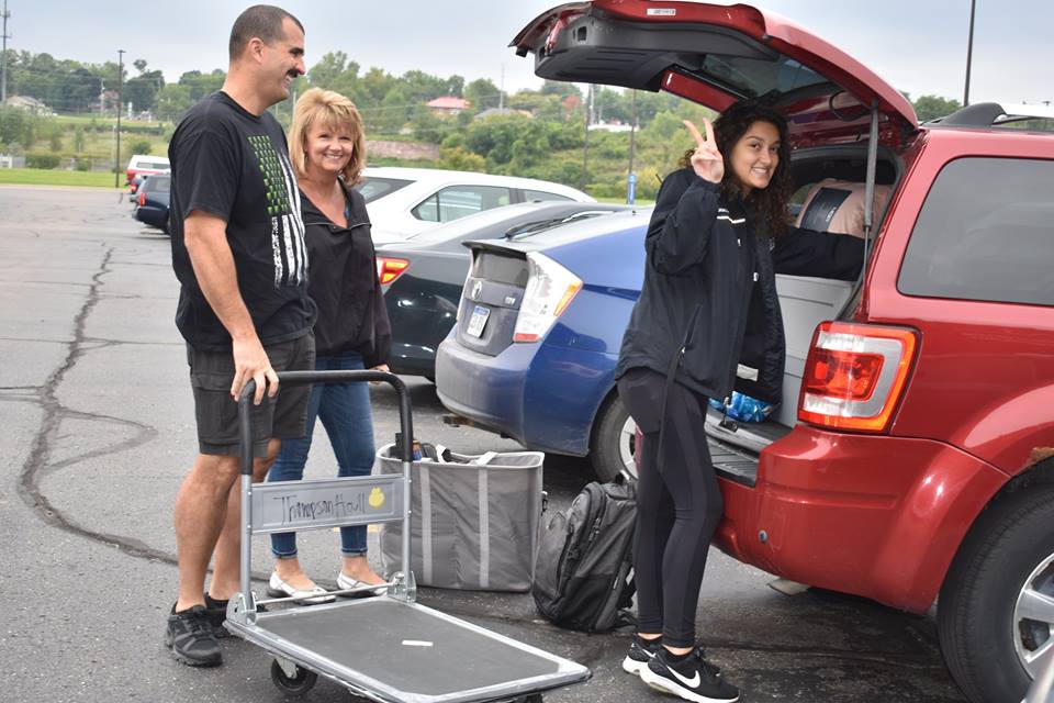 KetteringU's tweet photo. Thursday was a great day for #KetteringMoveIn! With more than 220 B-Section freshmen moving in, it was awesome to see the #KetteringGreek community and other students helping make the day run smoothly! Welcome home! https://t.co/AfGVt7KrIL https://t.co/j5ZB8xOMHh